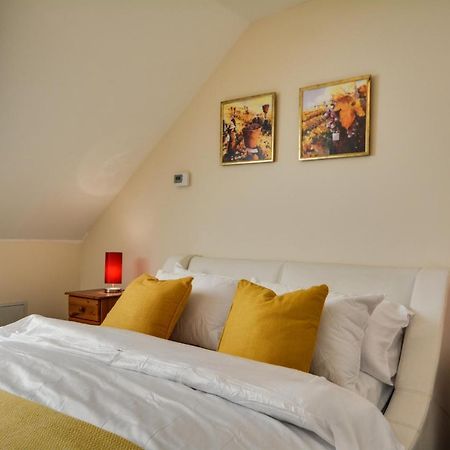 Three Bedroom House In Runcorn By The Lake With Parking By Neofinixdotcom Kültér fotó