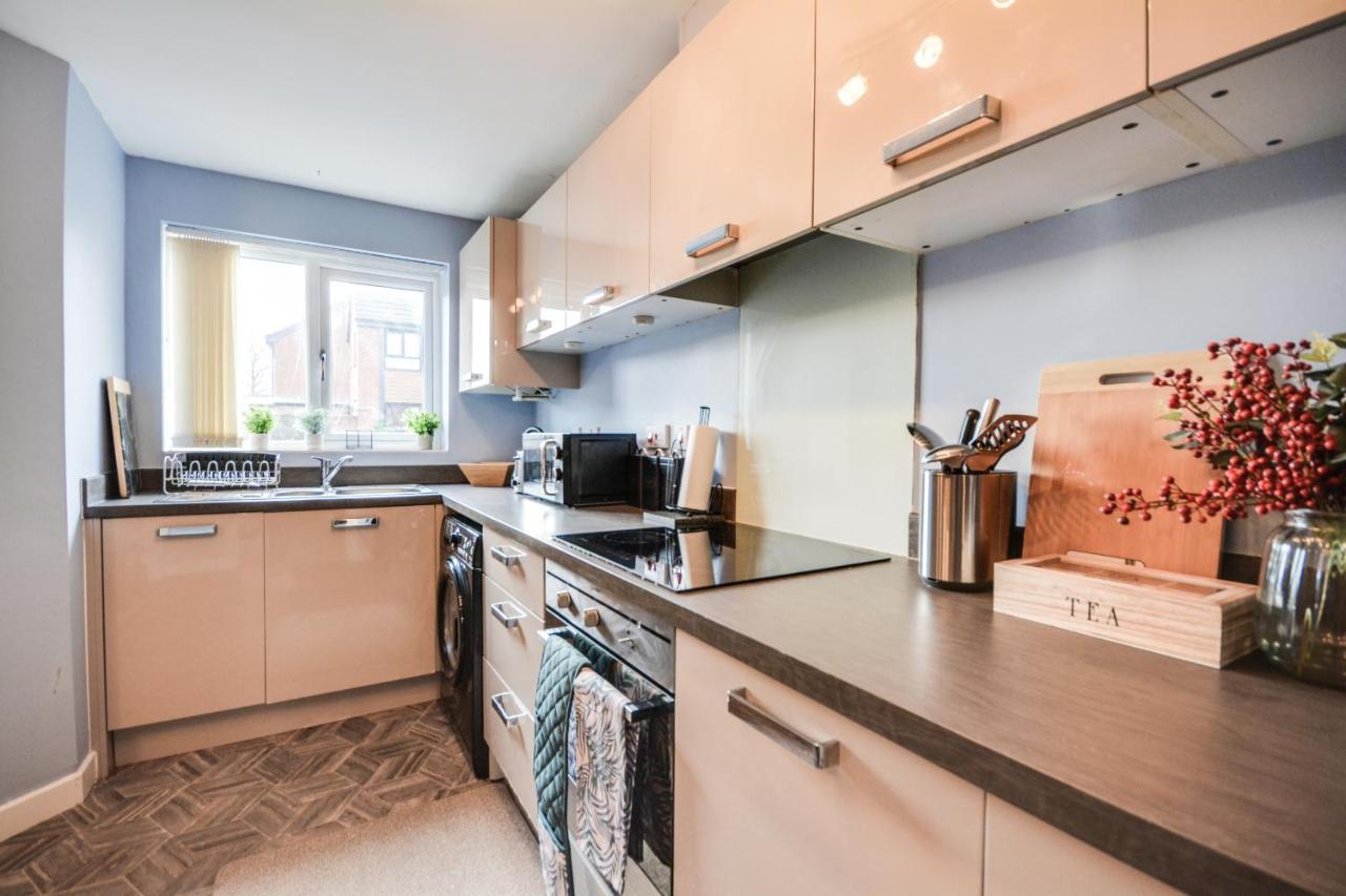 Three Bedroom House In Runcorn By The Lake With Parking By Neofinixdotcom Kültér fotó