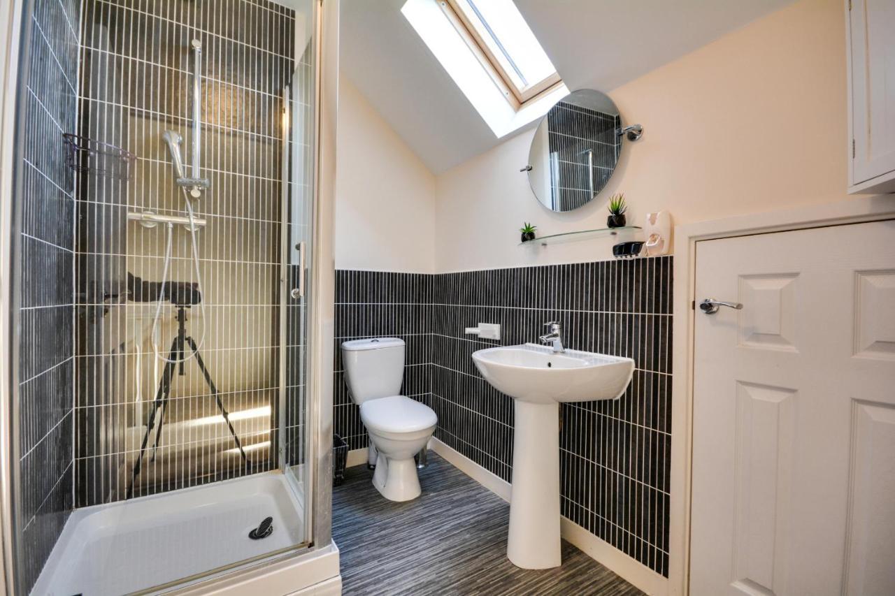 Three Bedroom House In Runcorn By The Lake With Parking By Neofinixdotcom Kültér fotó