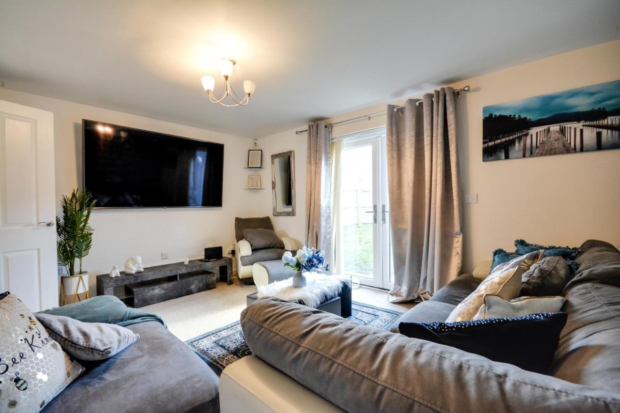 Three Bedroom House In Runcorn By The Lake With Parking By Neofinixdotcom Kültér fotó