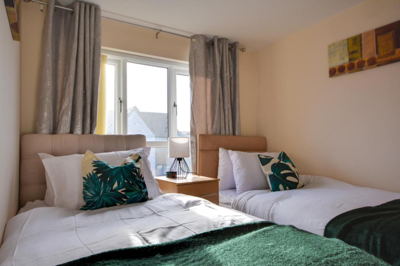 Three Bedroom House In Runcorn By The Lake With Parking By Neofinixdotcom Kültér fotó